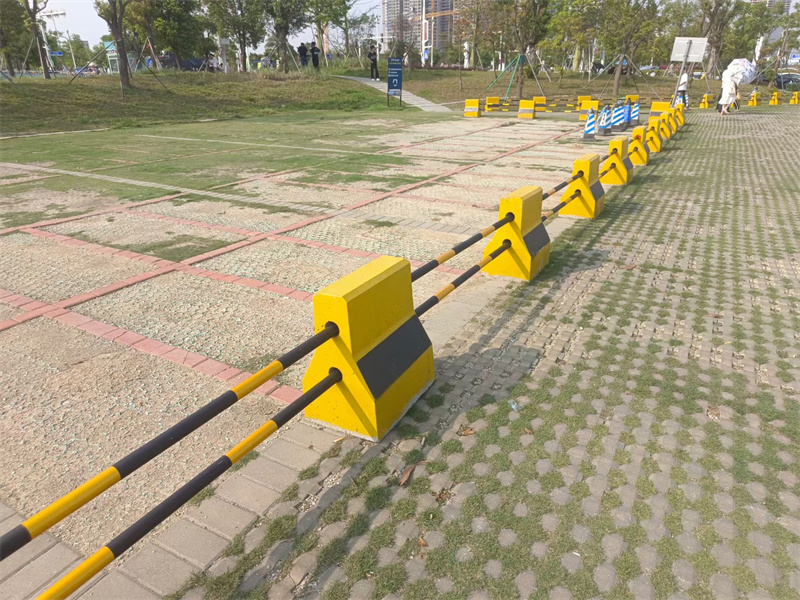阳泉水泥防撞墩50cm黄黑色隔离墩的作用